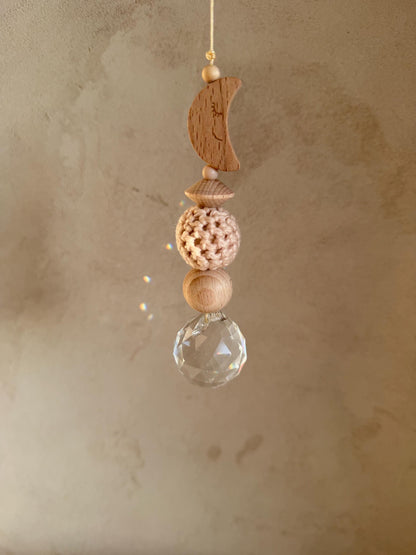 Suncatcher mit Holzelement & Häkelkugeln