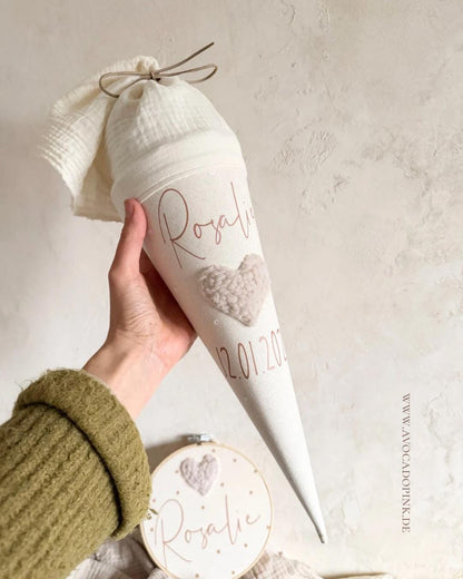 Herz-Kindergartentüte aus naturfarbenem Canvas mit beigem Plüschherz