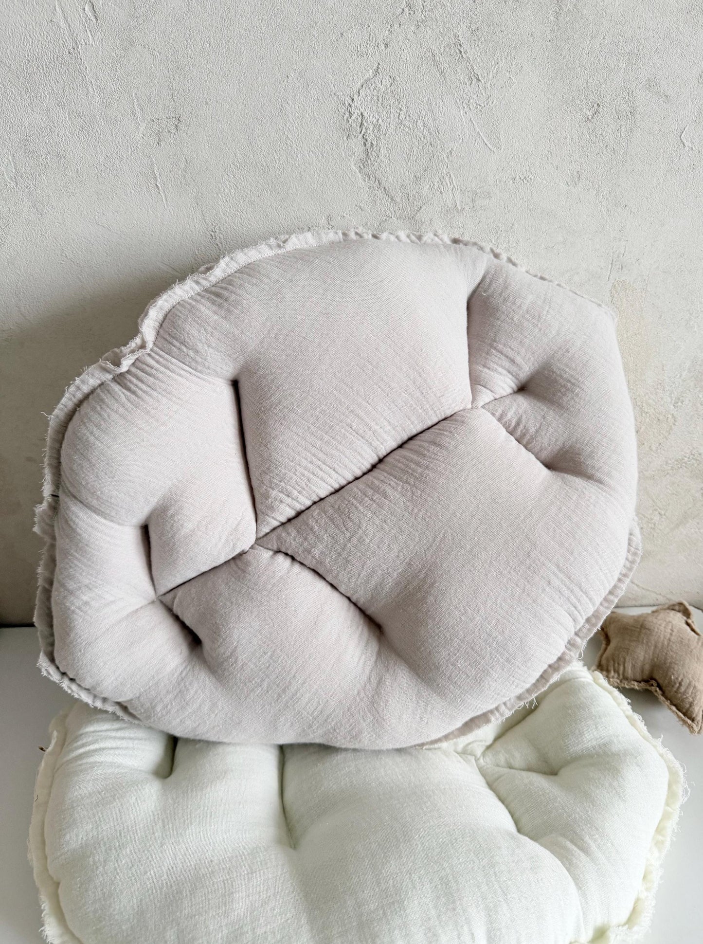 Midi-Musselin-Blattkissen in Steingrau & Creme