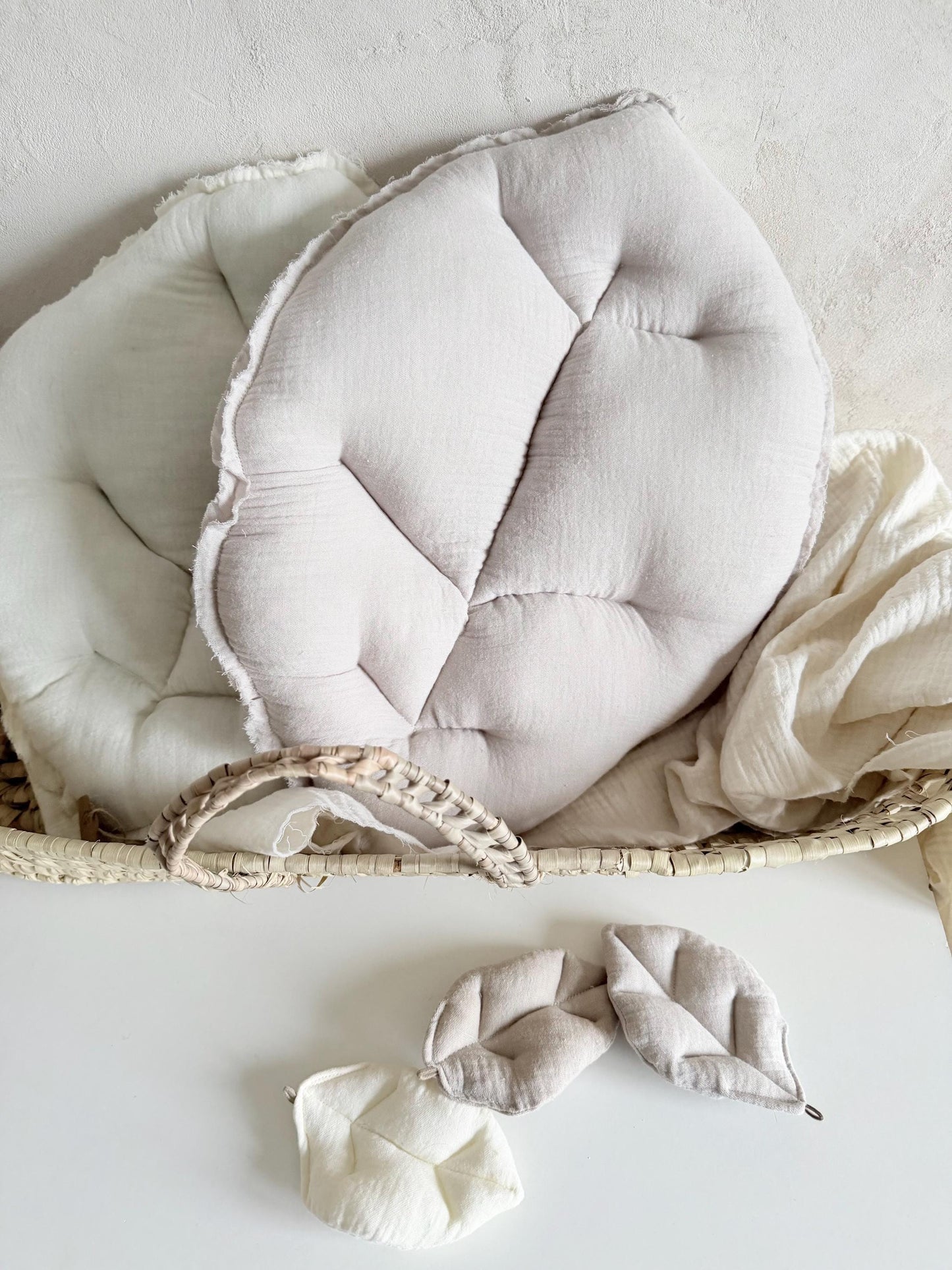 Midi-Musselin-Blattkissen in Steingrau & Creme