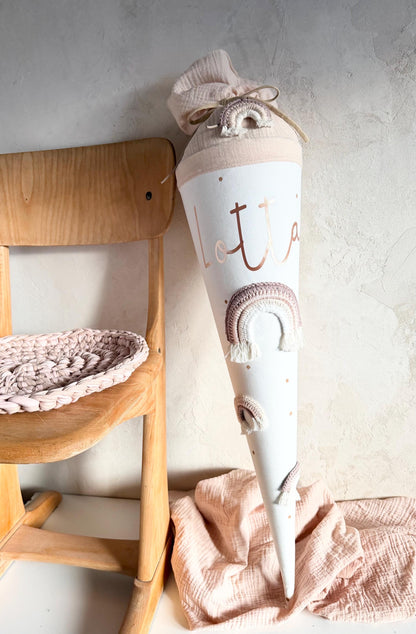 Personalisierte Regenbogen-Schultüte in Rosé und Creme, Gesamtansicht