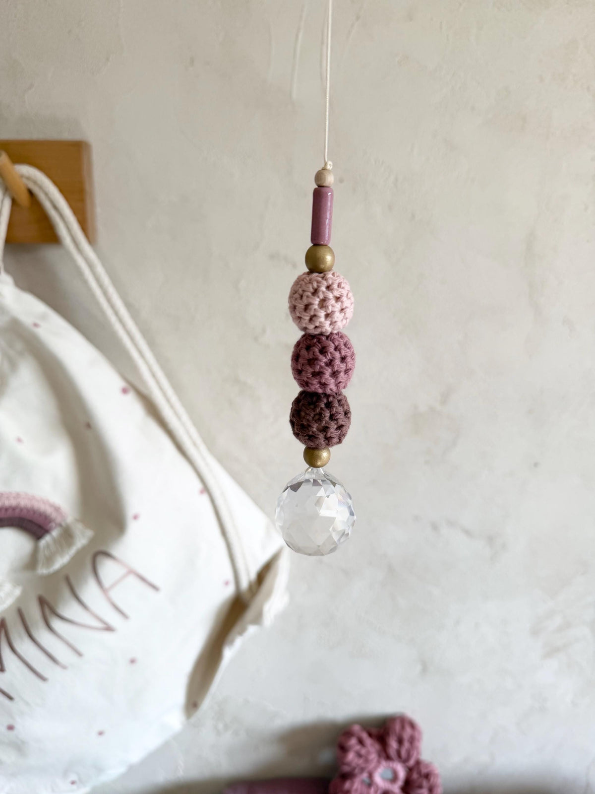Suncatcher mit Häkelperlen in Rosé & Beerentönen – Originalfoto 4