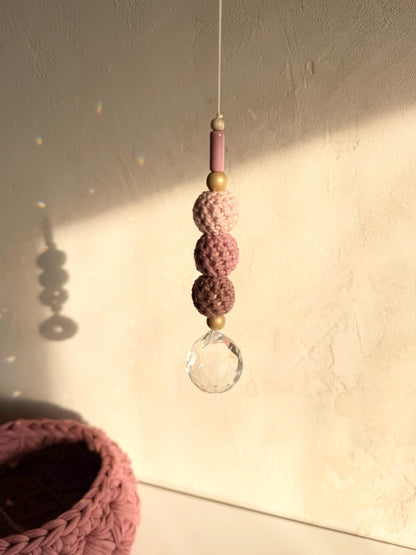 Suncatcher mit Häkelperlen in Rosé & Beerentönen – Originalfoto 7