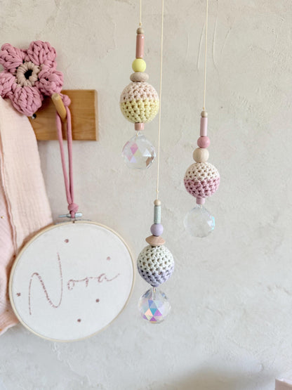 Suncatcher mit Häkelperlen in Pastell