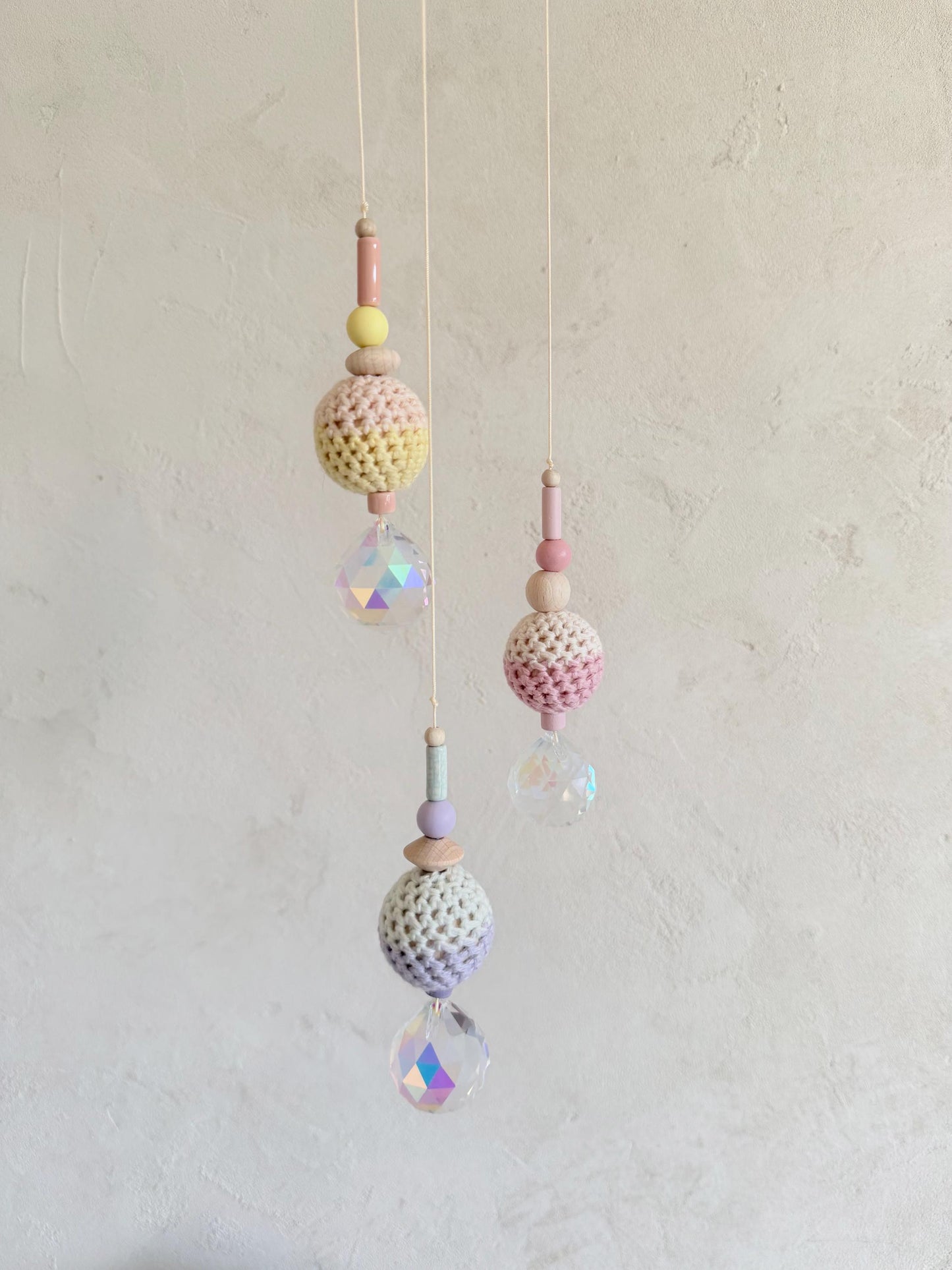 Suncatcher mit Häkelperlen in Pastell