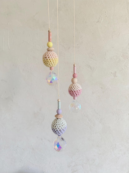 Suncatcher mit Häkelperlen in Pastell