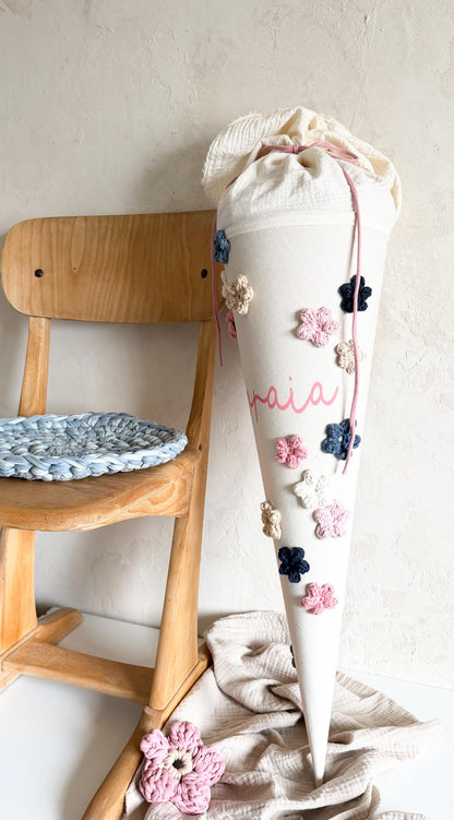 Personalisierte Blüten-Schultüte in Natur, Blau und Rosé am Holzstuhl