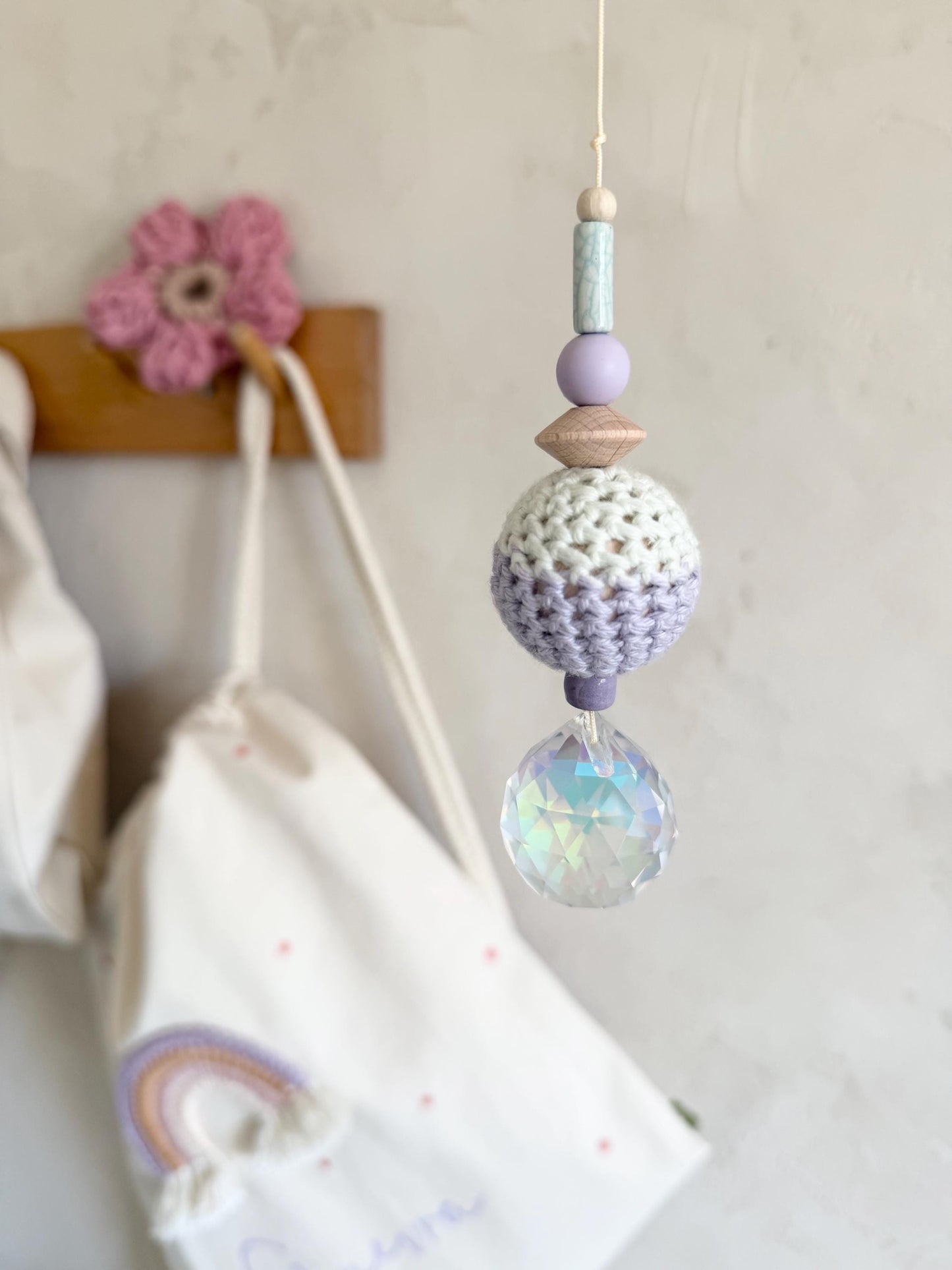Suncatcher mit Häkelperlen in Pastell