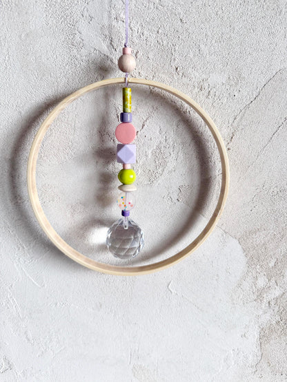 Pastell-Neon-Suncatcher mit Bambusring