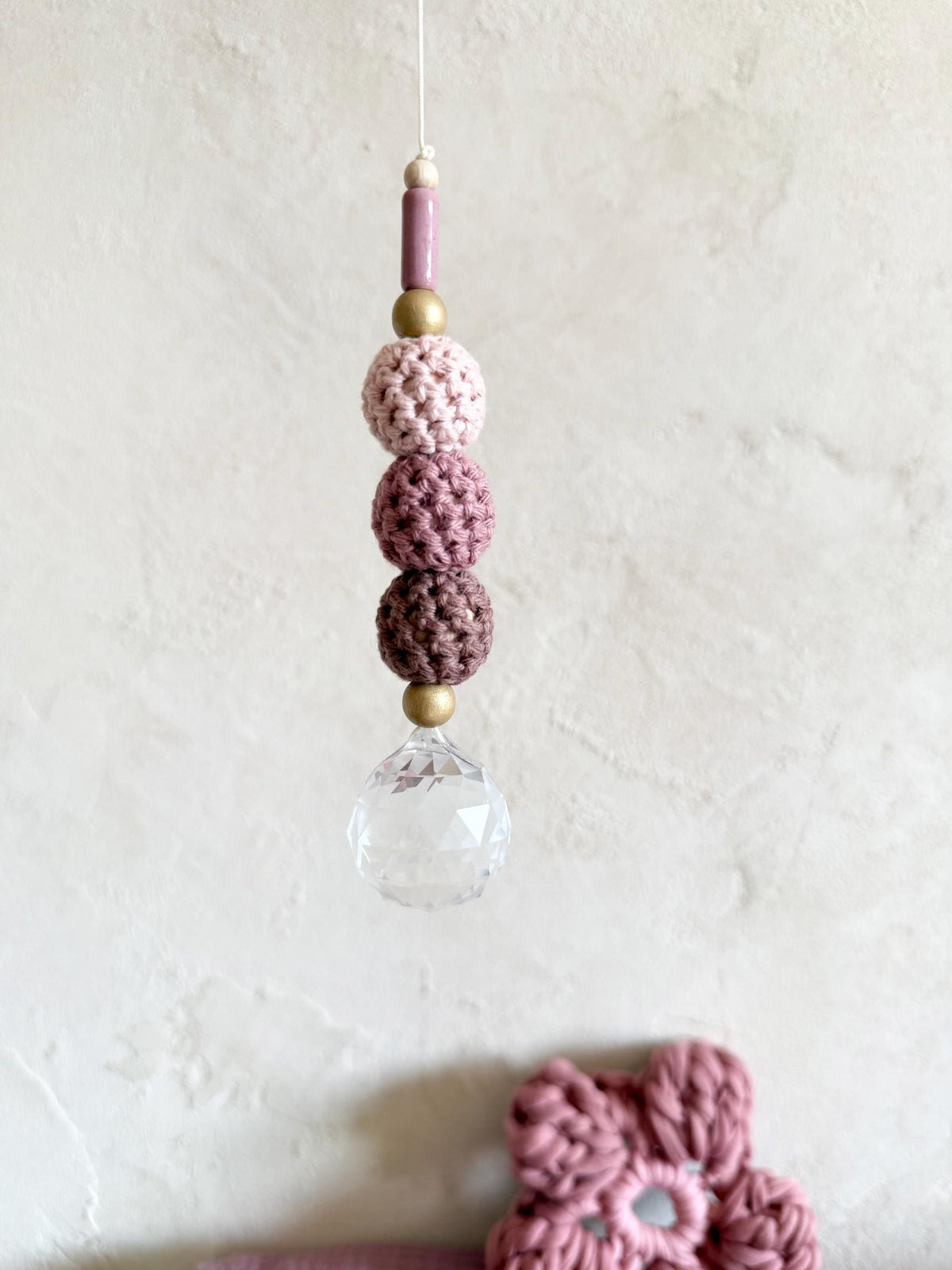 Suncatcher mit Häkelperlen in Rosé & Beerentönen – Originalfoto 3