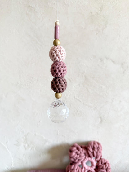 Suncatcher mit Häkelperlen in Rosé & Beerentönen – Originalfoto 3