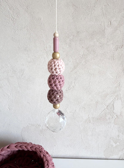 Suncatcher mit Häkelperlen in Rosé & Beerentönen – Originalfoto 1
