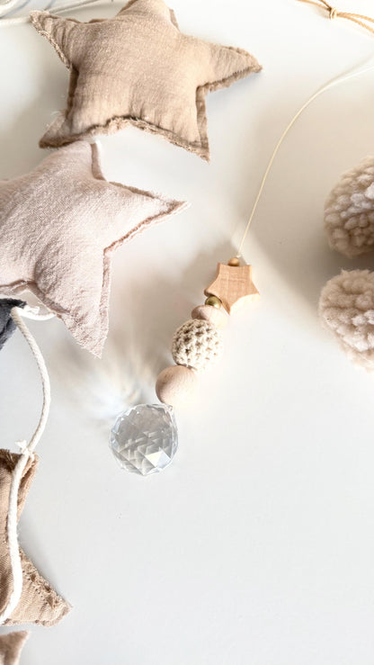 Suncatcher mit Holzelement & Häkelkugeln