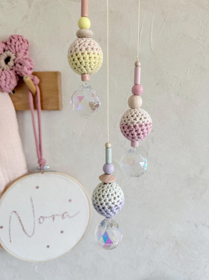 Suncatcher mit Häkelperlen in Pastell