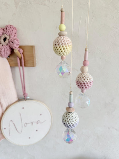 Suncatcher mit Häkelperlen in Pastell
