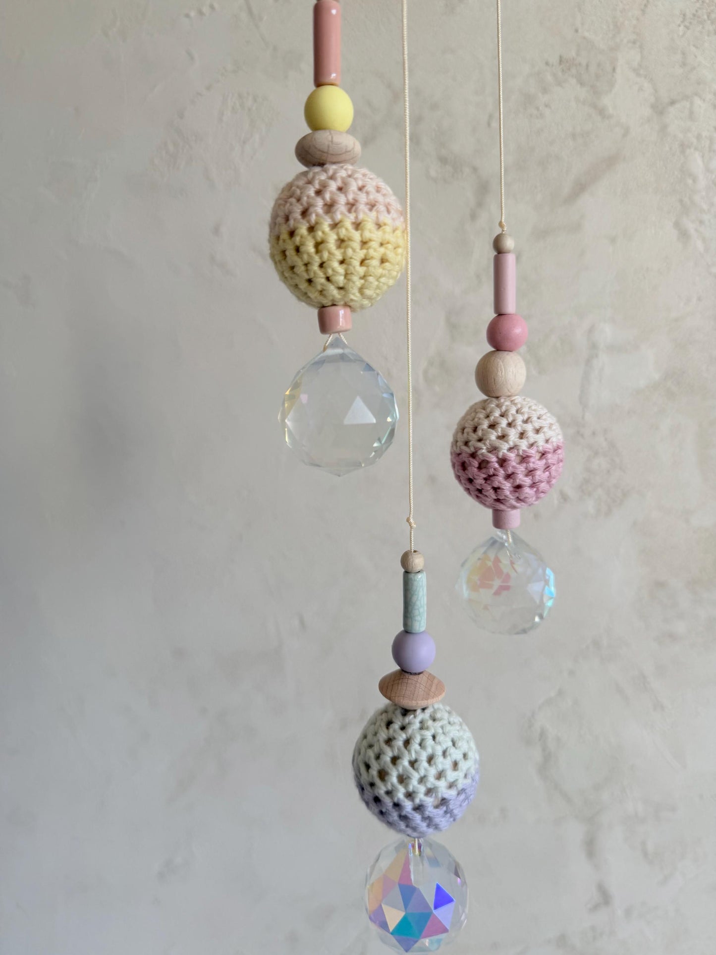 Suncatcher mit Häkelperlen in Pastell