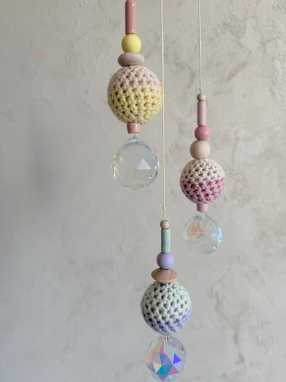 Suncatcher mit Häkelperlen in Pastell