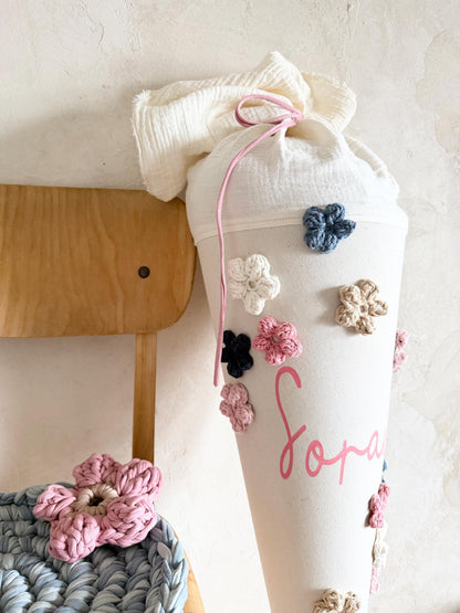 Blüten-Schultüte mit Namensschrift und Blumen in Blau, Natur und Rosé