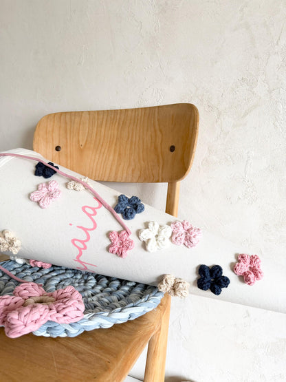 Personalisierte Blüten-Schultüte seitlich auf einem Holzstuhl