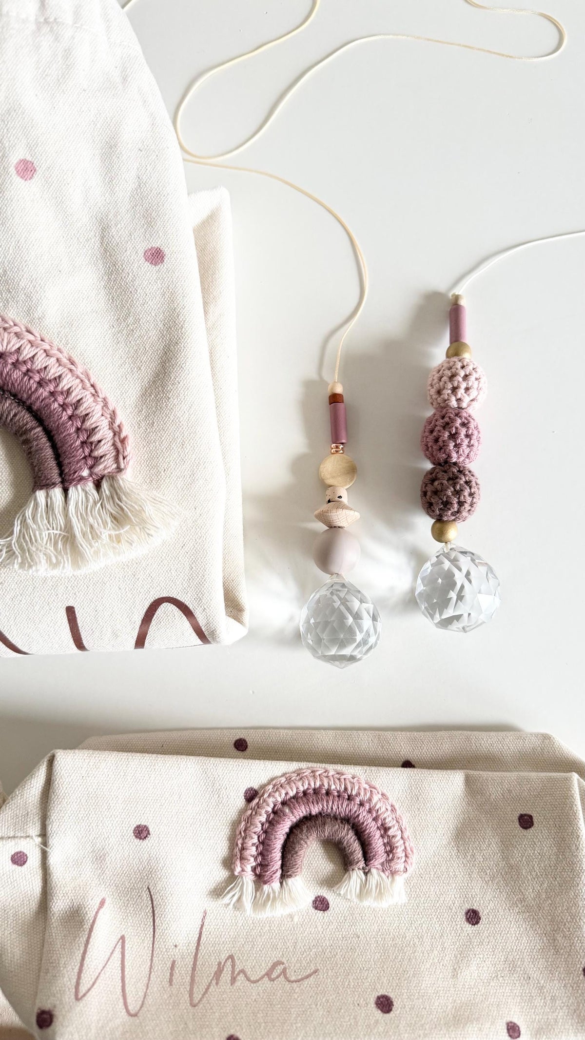 Suncatcher mit Häkelperlen in Rosé & Beerentönen – Kombinationsbeispiel, nur ein Suncatcher im Lieferumfang
