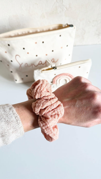 Pflanzengefärbter Musselin-Scrunchie in Rosébraun