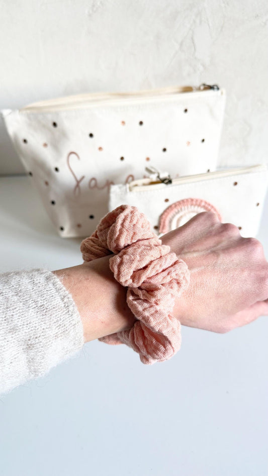 Pflanzengefärbter Musselin-Scrunchie in Rosébraun