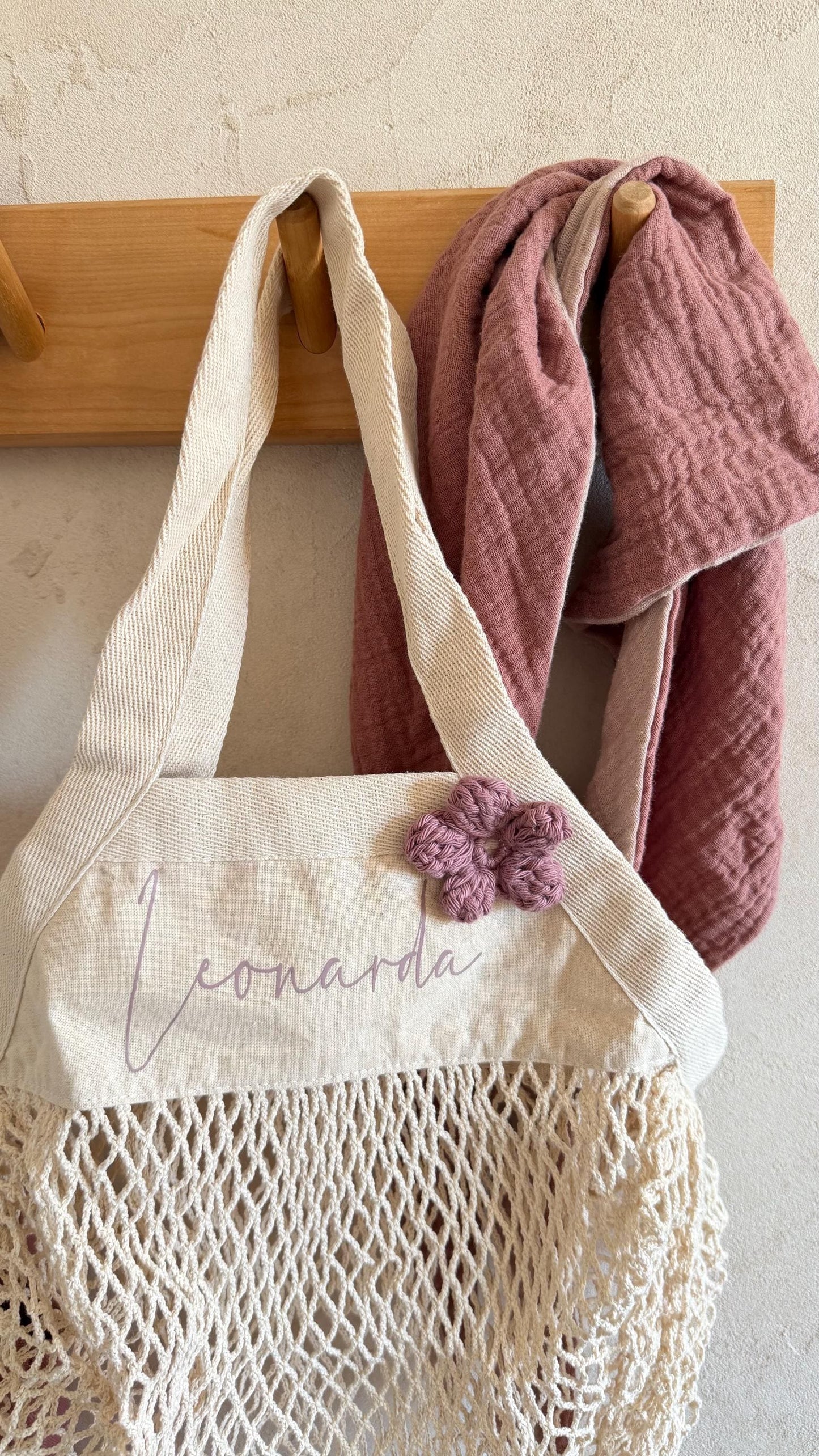 Mini-Netztasche mit Häkelblume & Name