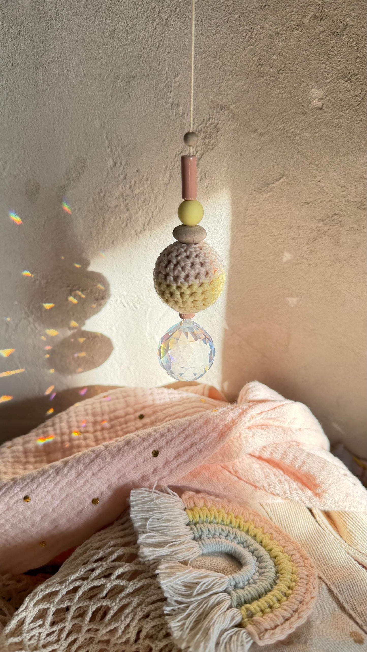Suncatcher mit Häkelperlen in Pastell