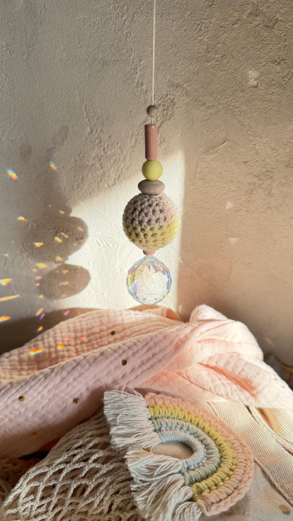Suncatcher mit Häkelperlen in Pastell
