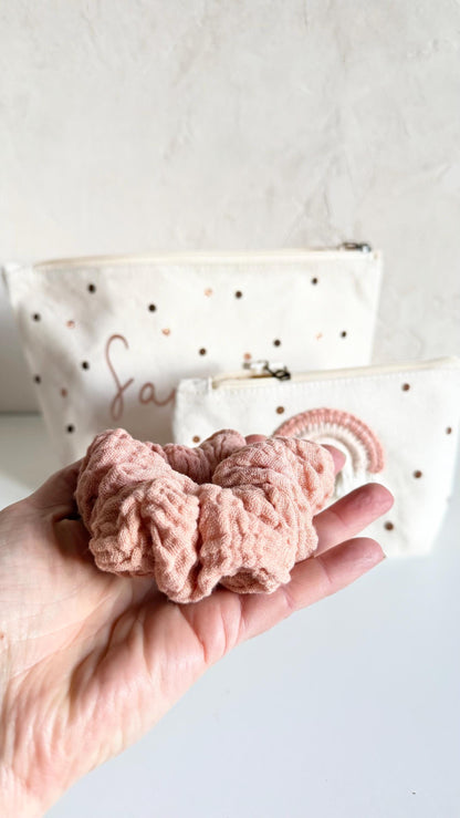 Pflanzengefärbter Musselin-Scrunchie in Rosébraun