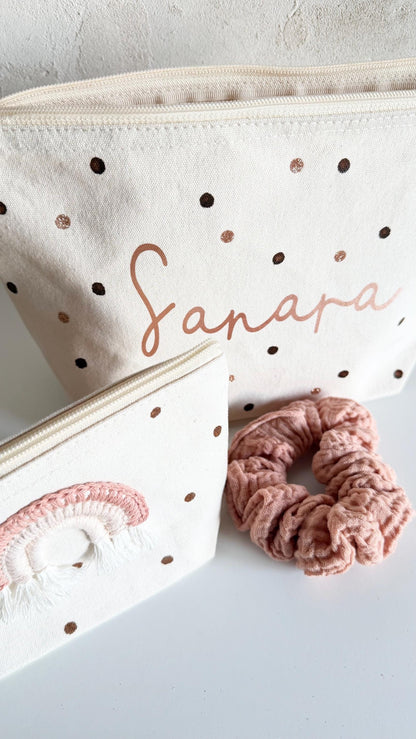 Pflanzengefärbter Musselin-Scrunchie in Rosébraun