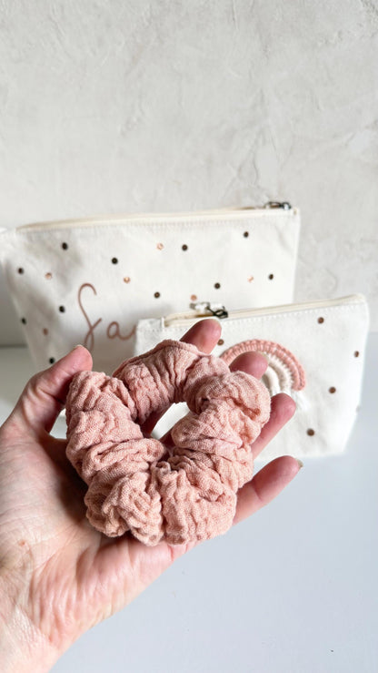 Pflanzengefärbter Musselin-Scrunchie in Rosébraun
