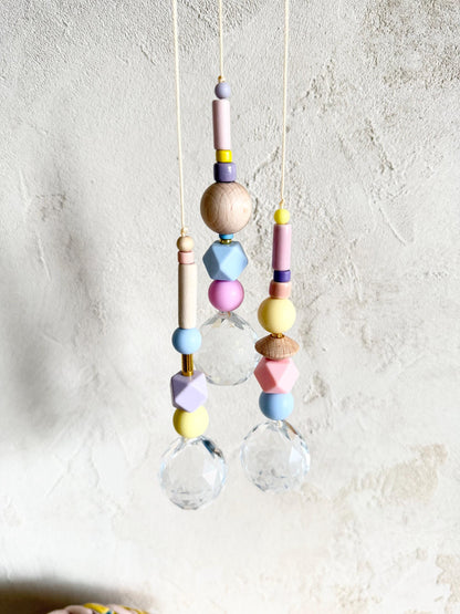 Pastell-Neon-Suncatcher mit Kristall