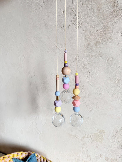 Pastell-Neon-Suncatcher mit Kristall