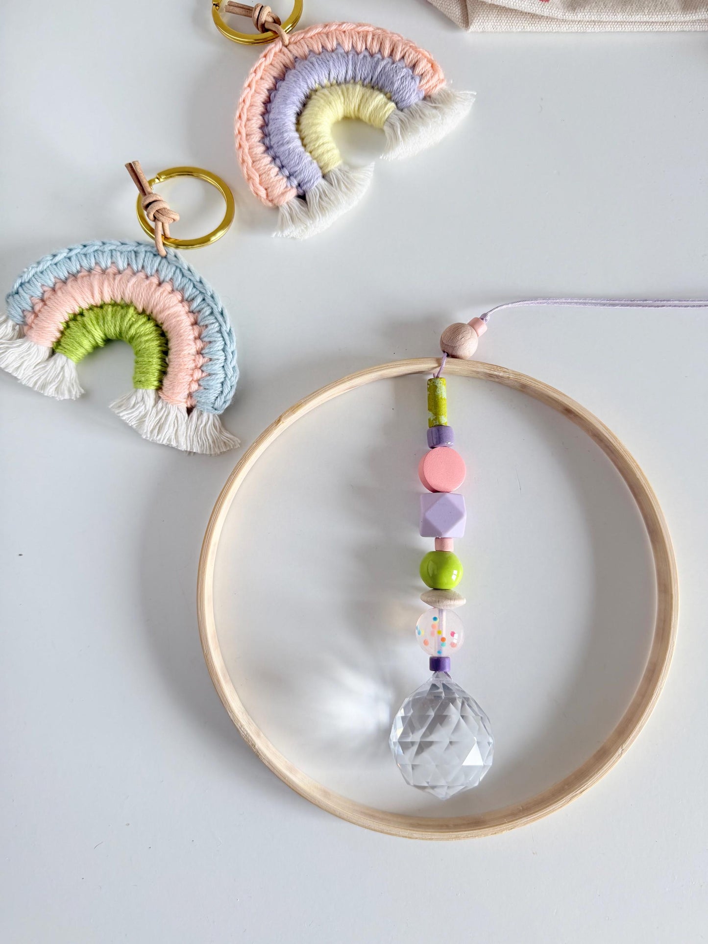 Pastell-Neon-Suncatcher mit Bambusring
