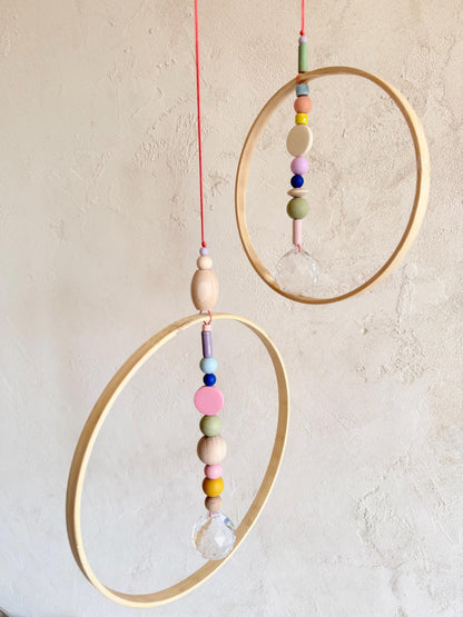 Bunter Suncatcher mit Bambusring