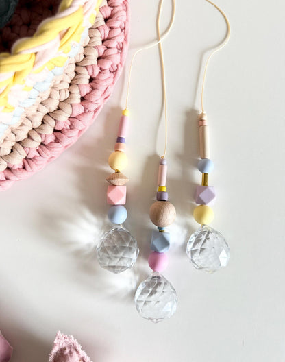 Pastell-Neon-Suncatcher mit Kristall