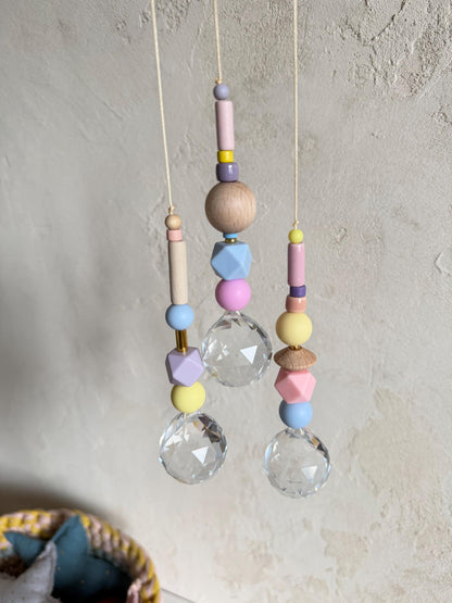 Pastell-Neon-Suncatcher mit Kristall