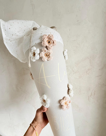 Gänseblümchen-Schultüte mit weißen und apricotfarbenen Häkelblüten