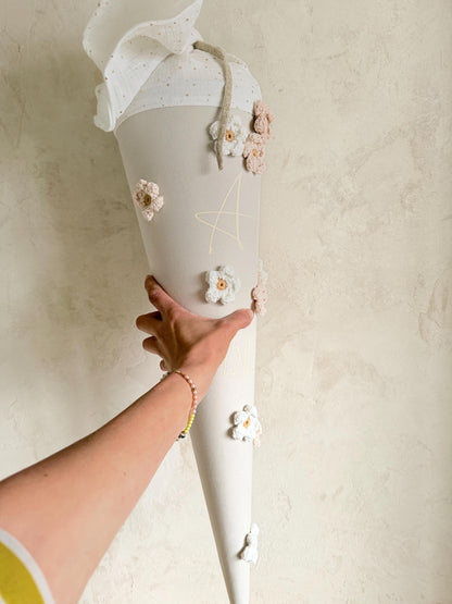 Personalisierte Gänseblümchen-Schultüte, in der Hand gehalten