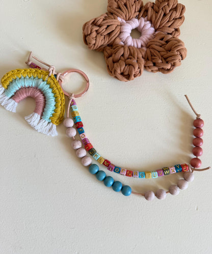 Rechenkette mit Häkelregenbogen in Türkis & Senf