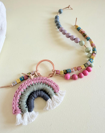 Rechenkette mit Häkelregenbogen in Pink, Grün & Blau