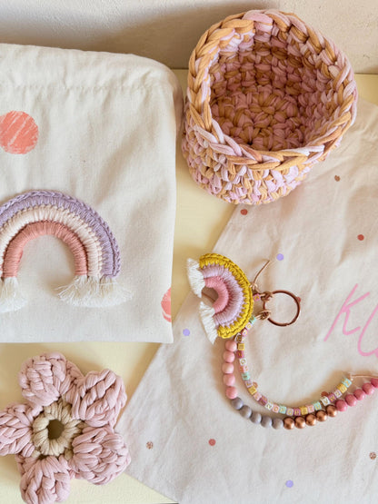 Rechenkette mit Häkelregenbogen in Pink, Flieder & Senf