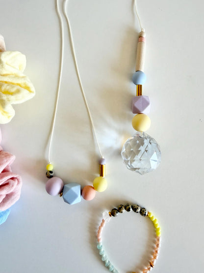 Pastell-Neon-Suncatcher mit Kristall