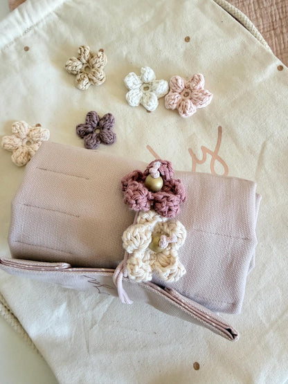 Blüten-Turnbeutel aus Canvas mit handgehäkelten Blüten – Ansicht 12