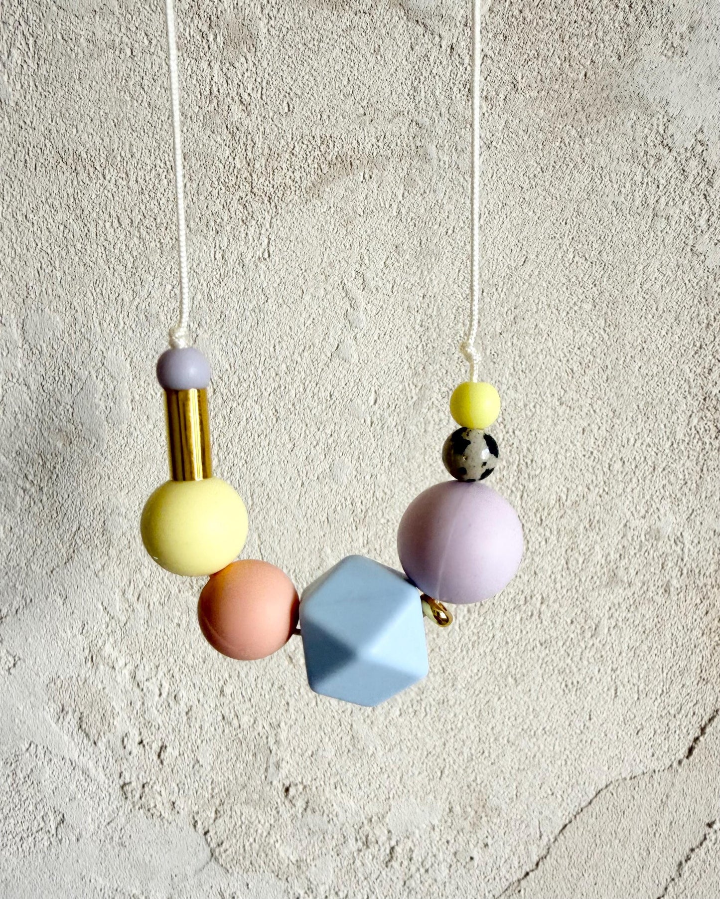 Perlenkette Pastell & Neon mit Dalmatiner-Jaspis