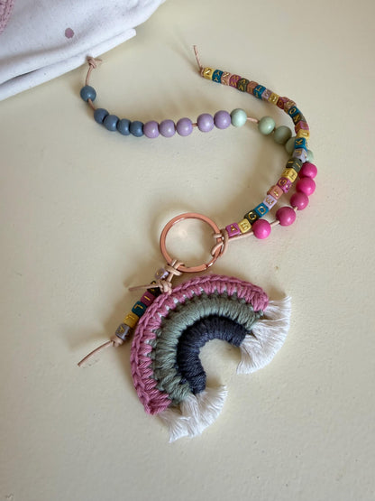 Rechenkette mit Häkelregenbogen in Pink, Grün & Blau