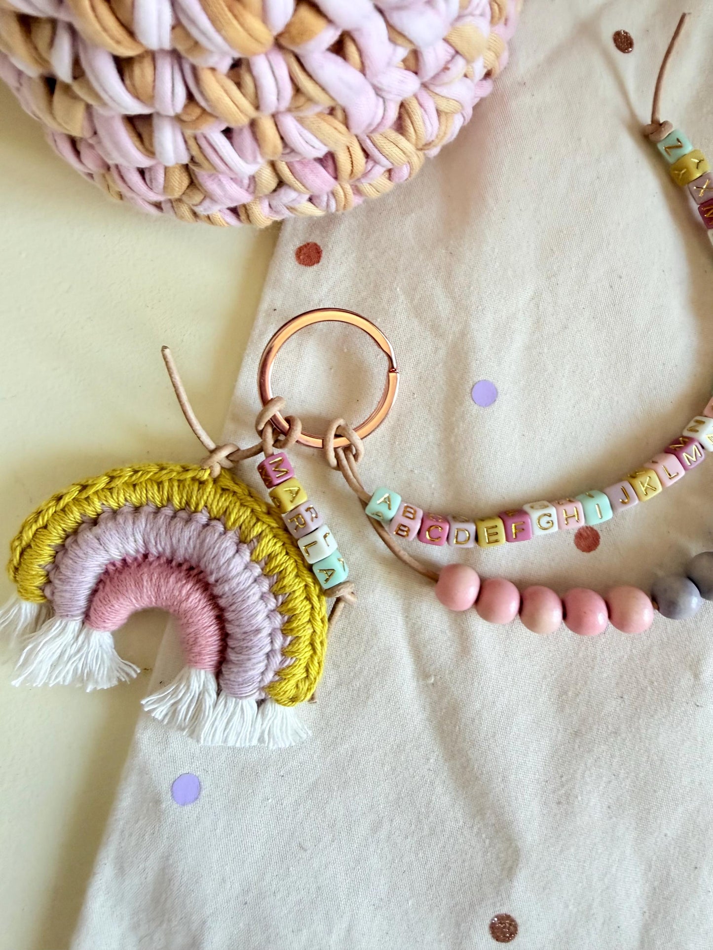 Rechenkette mit Häkelregenbogen in Pink, Flieder & Senf