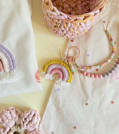 Rechenkette mit Häkelregenbogen in Pink, Flieder & Senf