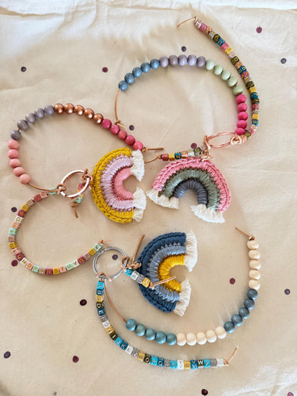 Rechenkette mit Häkelregenbogen in Blau & Senf